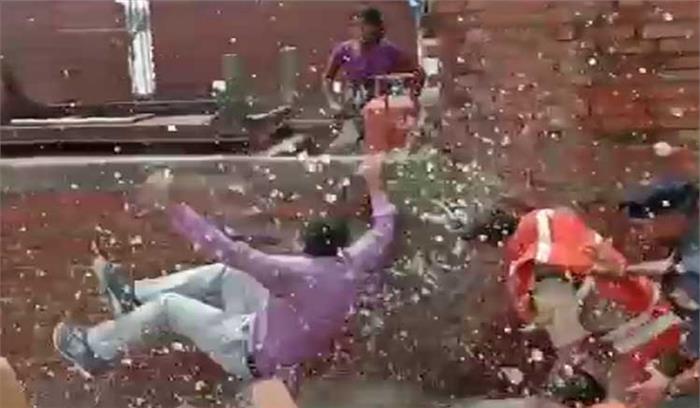 वाराणसी में बाढ़ राहत सामग्री बांटते दीवार गिरने से जिलाधिकारी समेत कई घायल