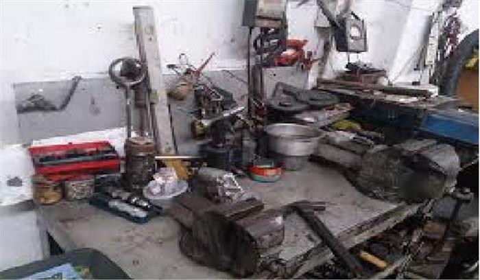 बदमाशों ने कार वर्कशॉप में धावा बोला