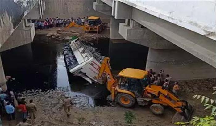 आगरा के पास यमुना एक्सप्रेस वे पर भीषण हादसा, 29 लोगों की मौत