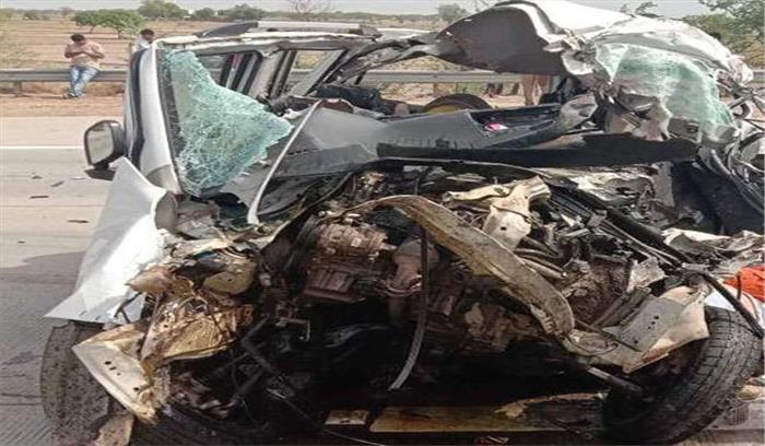 मथुरा में यमुना एक्सप्रेसवे पर पलटी कार, एक की मौत दो घायल मथुरा में यमुना एक्सप्रेसवे पर पलटी कार, एक की मौत दो घायल