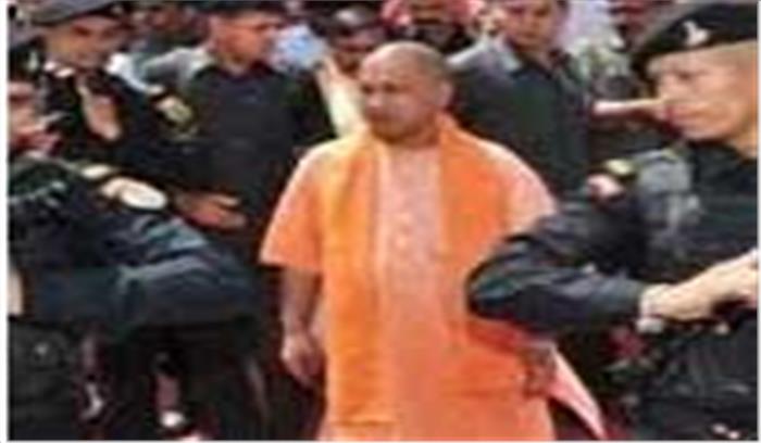 योगी ने गुरु अवैद्यानाथ के समाधि स्थल पर टेका मत्था 