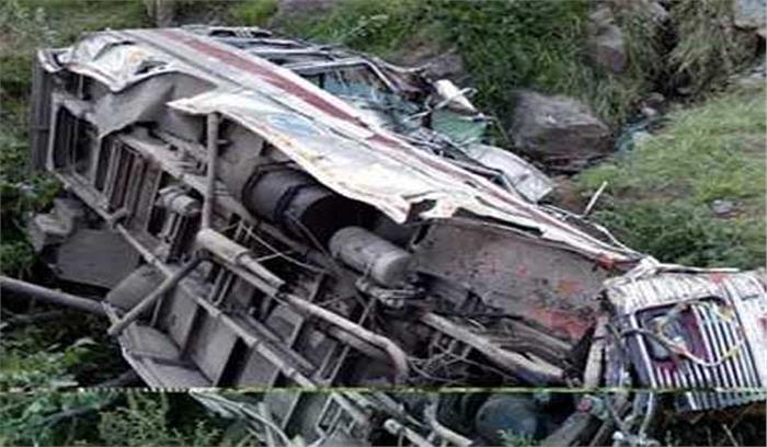 उत्तराखंड : बस गहरी खाई में गिरी उत्तराखंड : बस गहरी खाई में गिरी