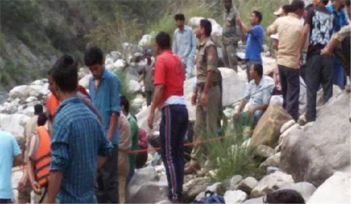 उत्तराखंड में बस खाई में गिरी, 24 लोगों की मौत 