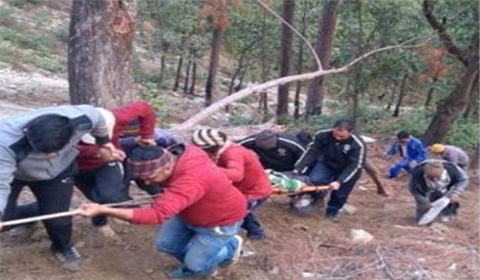 उत्तराखंड : शव-वाहन खाई में गिरा, 8 मरे, 10 घायल उत्तराखंड : शव-वाहन खाई में गिरा, 8 मरे, 10 घायल