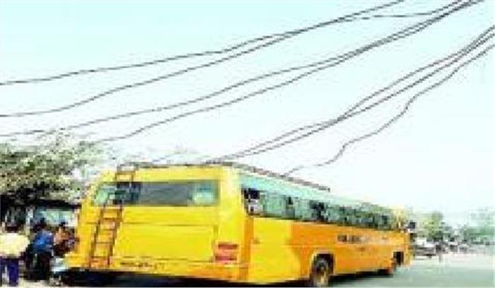 बस पर हाईटेंशन तार गिरने से 2 की मौत