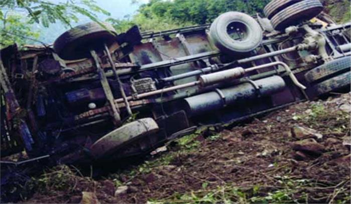 उत्तराखंड: ट्रक खाई में गिरा, 3 की मौत