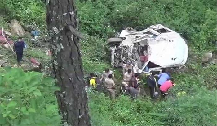 उत्तराखंड में वाहन खाई में गिरा, 13 मरे