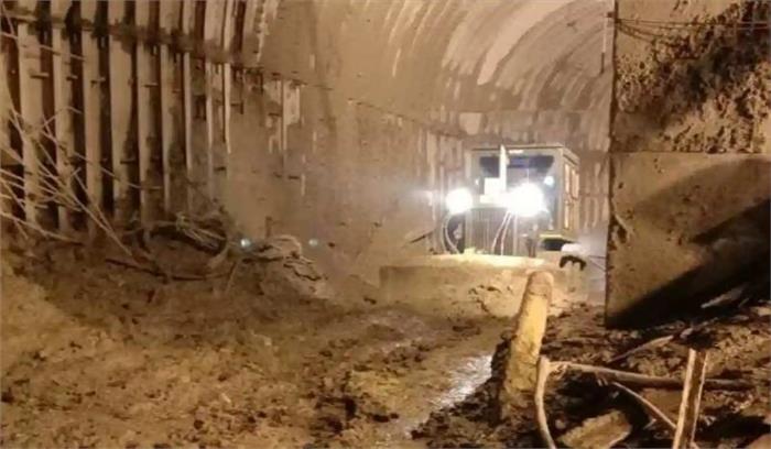 तपोवन टनल के अंदर पानी और कीचड़ के कारण रेस्क्यू ऑपरेशन में आ रही है दिक्कत तपोवन टनल के अंदर पानी और कीचड़ के कारण रेस्क्यू ऑपरेशन में आ रही है दिक्कत