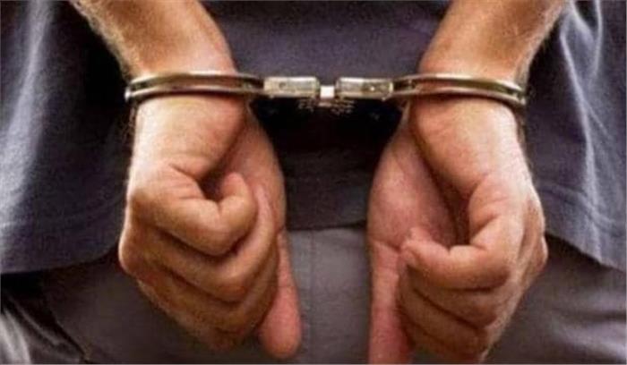 बागेश्वर में पुलिस ने दो युवकों को गिरफ्तार कर वाहन से जब्त की शराब