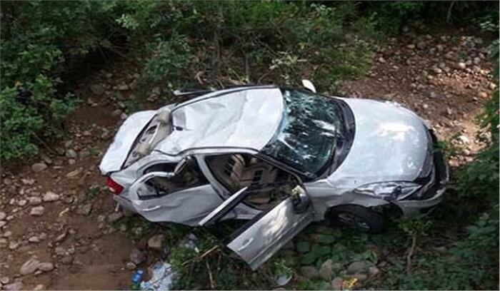 उत्तराखंड में खाई में गिरी कार, दो लोगों की मौत
