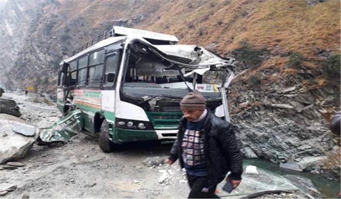 उत्तराखंड में तीर्थयात्रियों की बस पर बोल्डर गिरा, एक की मौत कई घायल