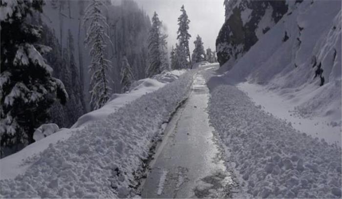 उत्तराखंड के कई राज्यों में भारी बर्फबारी