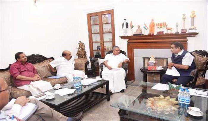 नितिन गडकरी से मिले त्रिवेंद्र सिंह रावत, पिनाराई विजयन