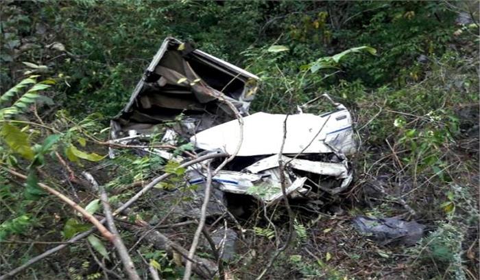 उत्तराखंड : वाहन खाई में गिरा, 6 लोगों की मौत