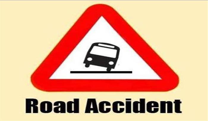 ऑटो रिक्शा पलटने से दो की मौत, एक घायल ऑटो रिक्शा पलटने से दो की मौत, एक घायल