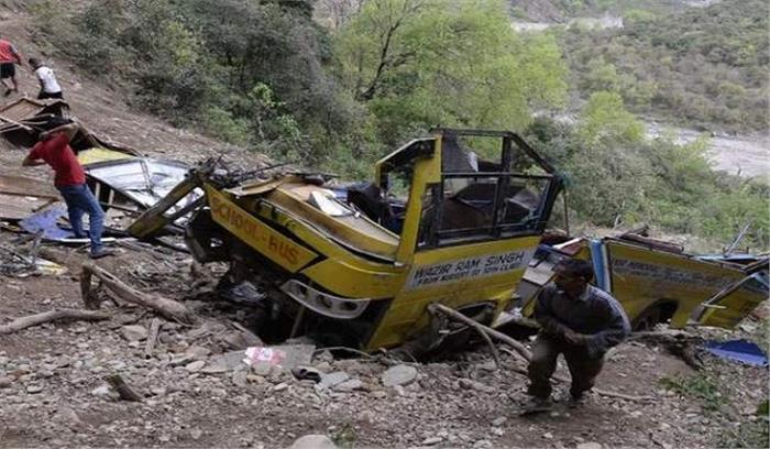 टिहरी में स्कूल बस खाई में गिरी, नौ बच्चों की मौत टिहरी में स्कूल बस खाई में गिरी, नौ बच्चों की मौत