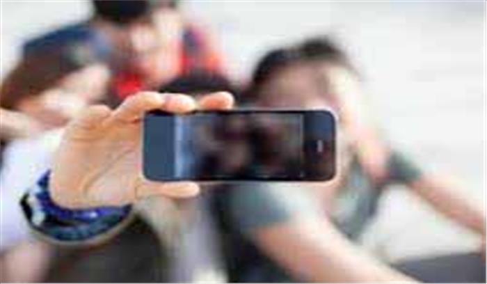 पोलिंग बूथ के अंदर सेल्फी लेने पर 4 बीजेपी नेता सहित 11 के खिलाफ मामला दर्ज