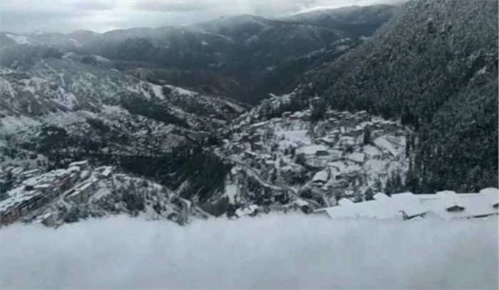 उत्तराखंड के पहाड़ी इलाकों में भारी बर्फबारी