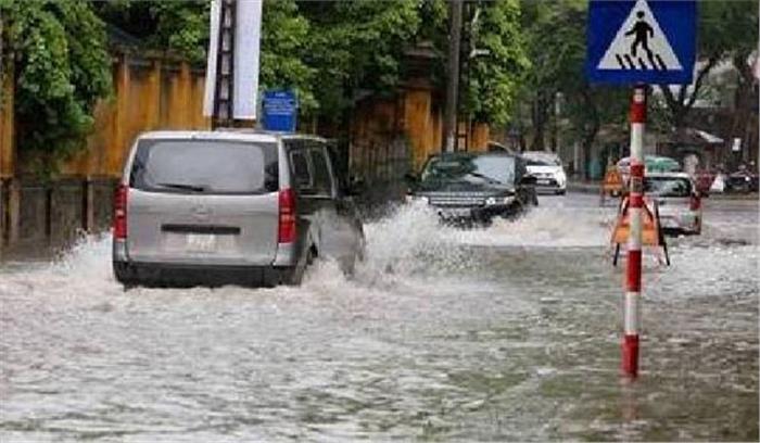 उत्तराखंड में बादल फटने से बही नौ दुकानें, छह गाड़ियां 