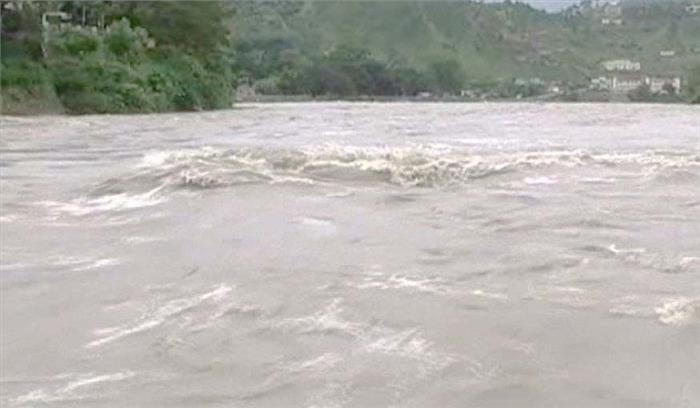 उत्तराखंड के कई जिलों में भारी बारिश से नदियों का जल स्तर बड़ा, सड़कें अवरुद्व