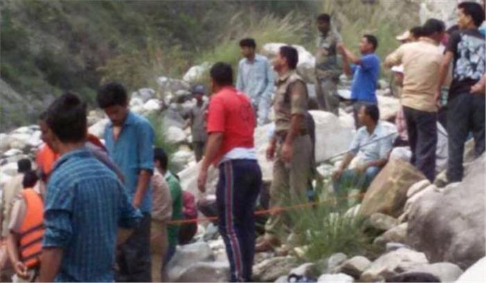उत्तराखंड : वाहन नदी में गिरा, हादसा में 3 लोगों की मौत उत्तराखंड : वाहन नदी में गिरा, हादसा में 3 लोगों की मौत