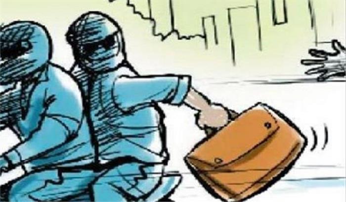 निजी फाइनेंस कंपनी के कर्मचारी से तीन लाख की लूट