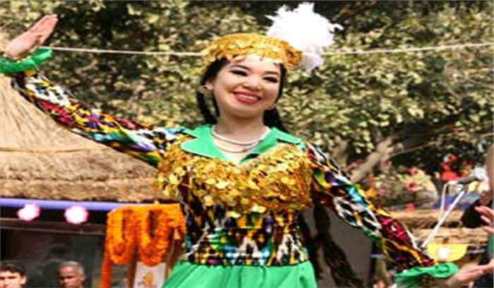 सूरजकुंड मेला में वेलेंटाइन-डे के आगमन की झलक