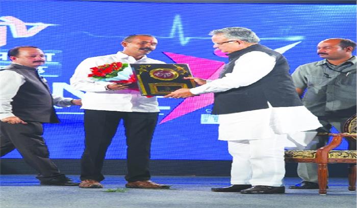 वंदेमातरम परिवार प्रमुख भानू चंद्राकर सीएम के हाथों सम्मानित वंदेमातरम परिवार प्रमुख भानू चंद्राकर सीएम के हाथों सम्मानित