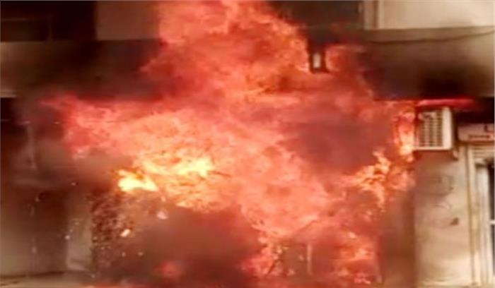 वाराणसी : कर्नाटका बैंक में लगी भीषण आग, कोटक भी चपेट में