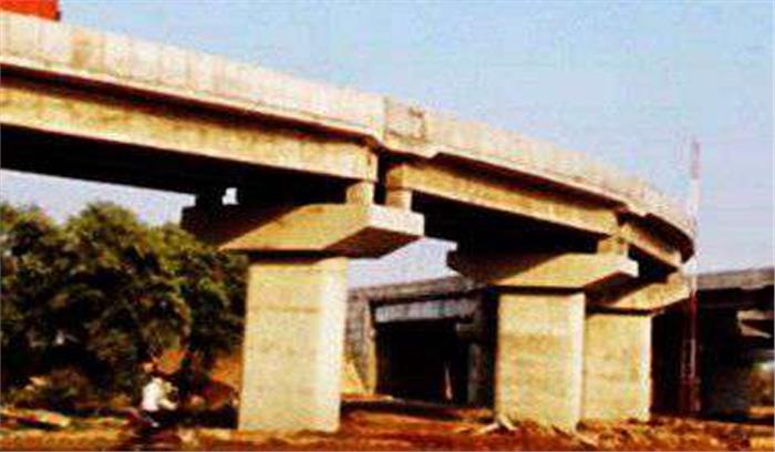 वाराणसी में फ्लाईओवर दुर्घटना में 1 घायल वाराणसी में फ्लाईओवर दुर्घटना में 1 घायल