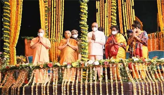 वाराणसी में राष्ट्रपति कोविंद सपरिवार गंगा आरती में हुए शामिल