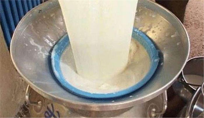 वाराणसी में 9814 लीटर ‘जहरीला’ दूध बरामद वाराणसी में 9814 लीटर ‘जहरीला’ दूध बरामद