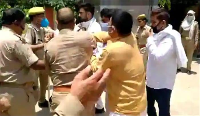 वाराणसी में लल्लू की रिहाई के लिए कांग्रेसियों का धरना