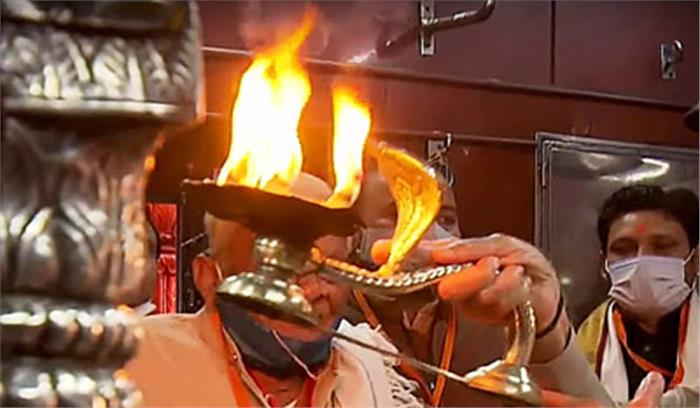 काशी पहुंच कर अभिभूत हूं : मोदी