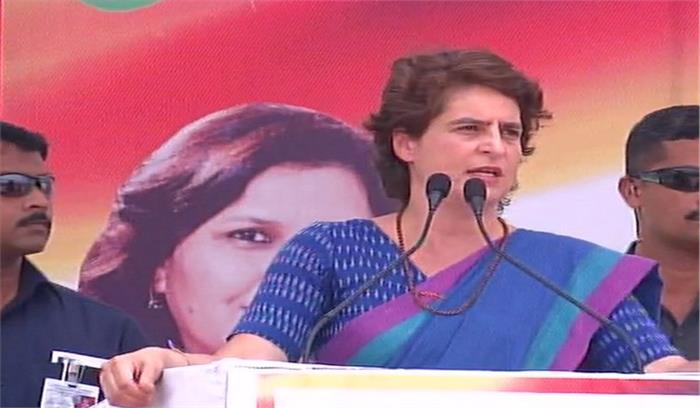 वाराणसी: प्रियंका ने रोड शो के दौरान व्यक्ति की मदद की वाराणसी: प्रियंका ने रोड शो के दौरान व्यक्ति की मदद की