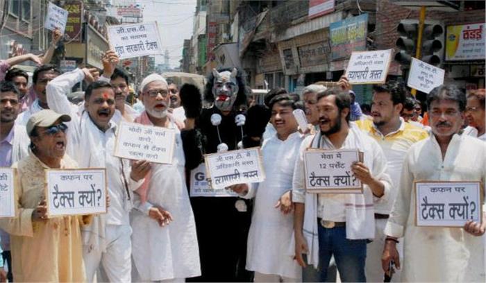 वाराणसी में जीएसटी के खिलाफ प्रदर्शन​​​​​​​