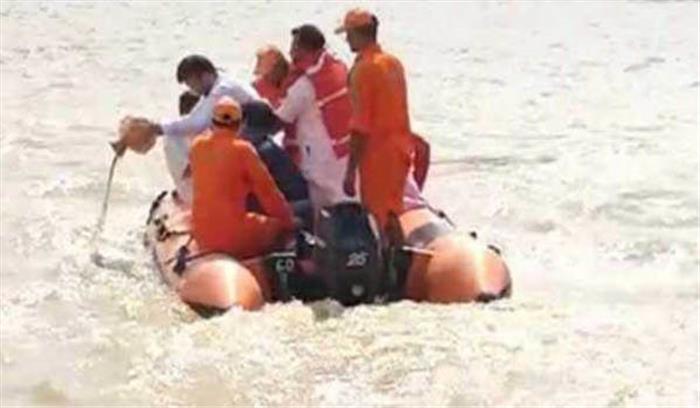 अरुण जेटली की अस्थियां वाराणसी में गंगा में प्रवाहित