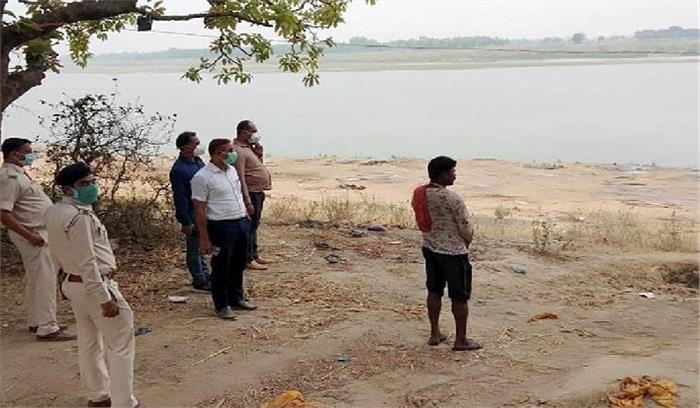 वाराणसी और चंदौली में और शव तैरते मिले, किया गया अंतिम संस्कार