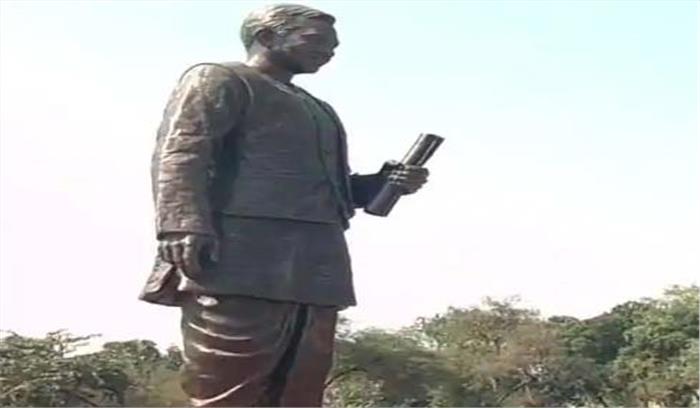 प्रधानमंत्री मोदी ने पंडित दीनदयाल की प्रतिमा का अनावरण किया