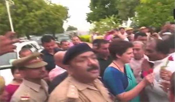 प्रियंका गांधी वाराणसी पहुंची, सोनभद्र जा नरसंहार पीड़ितों से करेंगी मुलाकात 