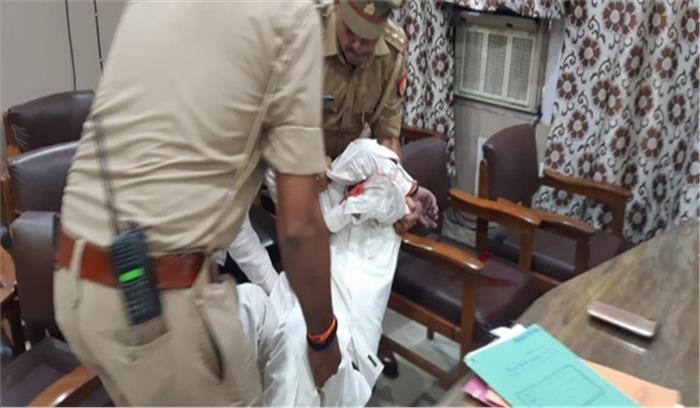 वाराणसी में इंजीनियर के कार्यालय में ठेकेदार ने आत्महत्या की वाराणसी में इंजीनियर के कार्यालय में ठेकेदार ने आत्महत्या की