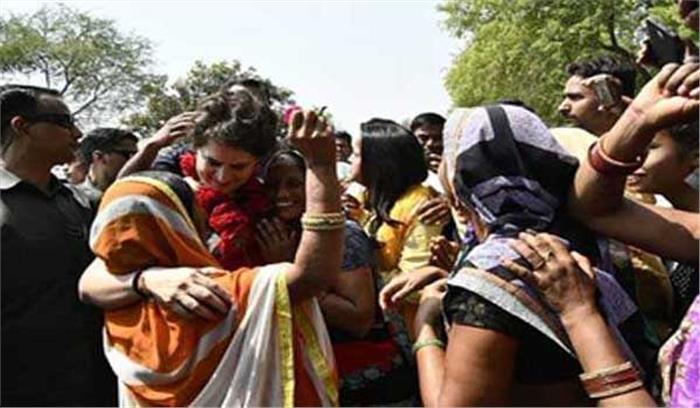 प्रियंका का वाराणसी में जोरदार स्वागत, सोनभद्र कांड पीड़ितों से मिलने पहुंचीं