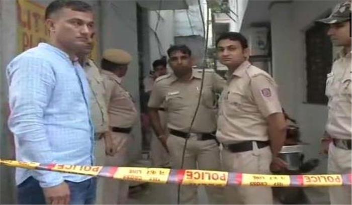 दिल्ली के वसंत कुंज में एक ही परिवार के तीन लोगों की चाकू से गोदकर हत्या