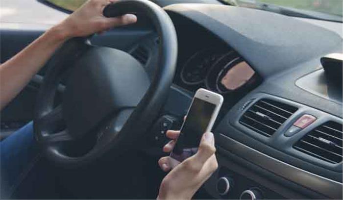 वाहन चलाते समय फोन इस्तेमाल 94 फीसदी मानते हैं खतरनाक