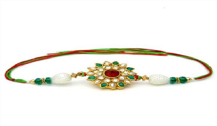 राखी पर उपहार के बदले में हेलमेट देने की गुजारिश