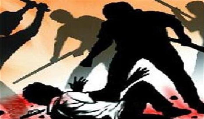 अवैध वसूली करने वाले युवक पकड़ाये, लोगों ने की पिटाई