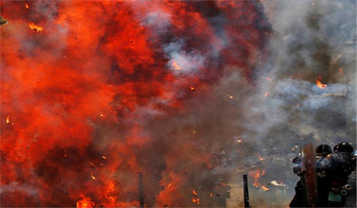 वेनेजुएला में सैन्य ठिकाने पर हमला कर आतंकवादियों ने हथियार चुराए