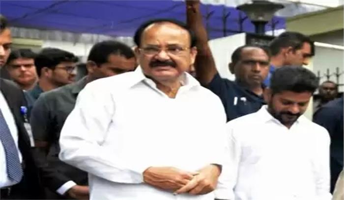 वेंकैया नायडू ने चेन्नई खेल संस्थान में खेला बैडमिंटन