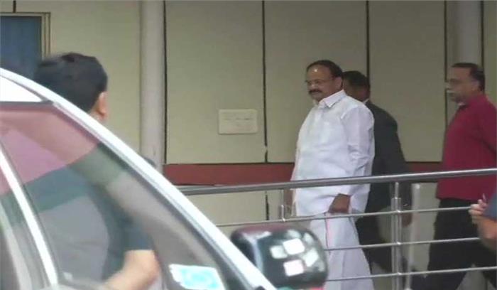 उपराष्ट्रपति वेंकैया नायडू ने एम्स पहुंचकर ली अटल बिहारी वाजपेयी के स्वास्थ्य की जानकारी