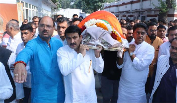 दिग्गज हस्तियों की मौजूदगी में खुराना का अंतिम संस्कार